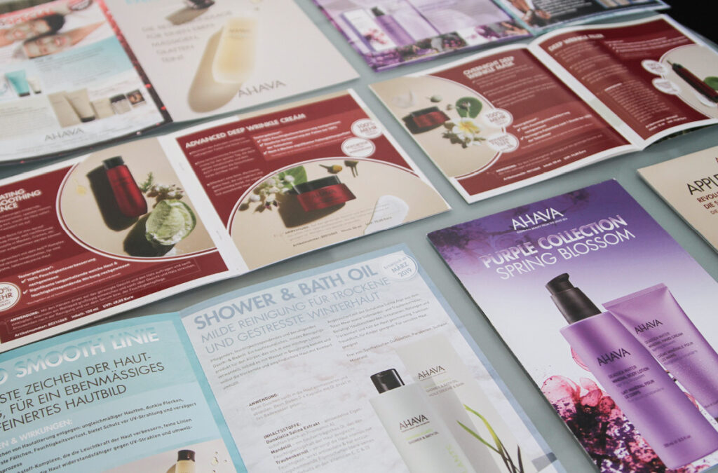 Broschüren für hochwertige Kosmetikprodukte aus dem toten Meer AHAVA, Gestaltung von der Werbeagentur Design Atelier Hofmann in Passau und Traunstein