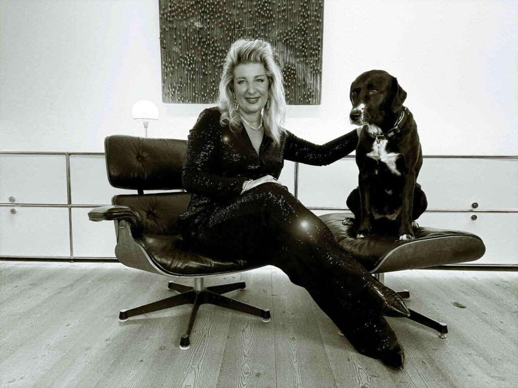 Sylvia Hofmann Portrait mit Hündin in neuem Büro. Frohe Weihnachten und einen guten Rutsch ins Jahr 2026